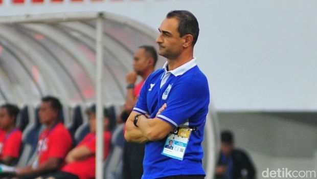 Pelatih PSIS Semarang, Gilbert Agius dalam laga Liga 1 2024/2025.