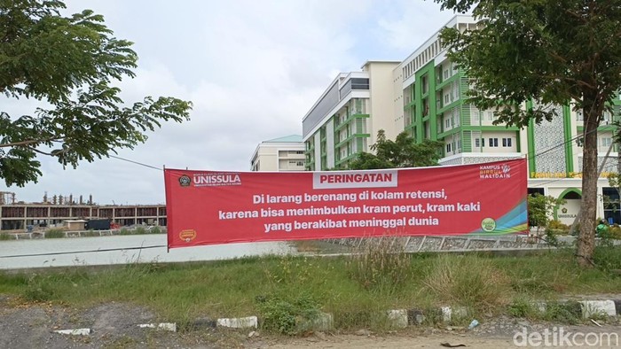 Penanda larangan renang di kolam retensi kampus Unissula Semarang. Foto diambil Kamis (13/2/2025).