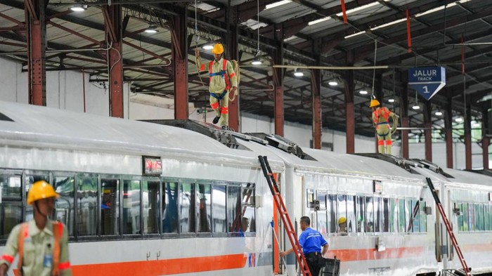 Penasaran Cara Isi Air di Toilet Kereta? Begini Prosesnya Dok KAI Di balik kenyamanan toilet kereta api yang bersih dan berfungsi dengan baik, ada peran penting dari petugas pengisian air KAI Services, yang siaga di beberapa titik stasiun serta petugas On-Trip Cleaning (OTC) yang bertugas menjaga kebersihan toilet di dalam perjalanan.