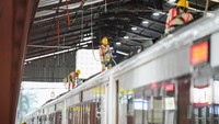 Dengan mengikuti Standar Operasional Prosedur (SOP) yang ketat dan menggunakan perlengkapan keselamatan, mereka bekerja cepat dan efisien agar pasokan air tetap terjaga.