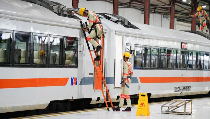 Penasaran Cara Isi Air di Toilet Kereta? Begini Prosesnya Dok KAI Di balik kenyamanan toilet kereta api yang bersih dan berfungsi dengan baik, ada peran penting dari petugas pengisian air KAI Services, yang siaga di beberapa titik stasiun serta petugas On-Trip Cleaning (OTC) yang bertugas menjaga kebersihan toilet di dalam perjalanan.