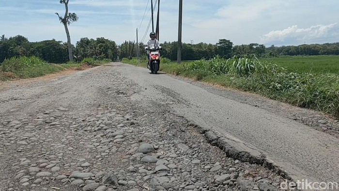 Pengendara motor melintasi jalan Cerme - Demangan, Kulon Progo, DIY, Kamis (13/2/2025).