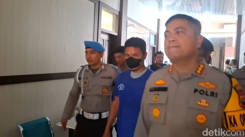 Tersangka calo tiket, Agus (39) saat diamankan di Mapolresta Kupang Kota, NTT. (Yufengki Bria/detikBali).