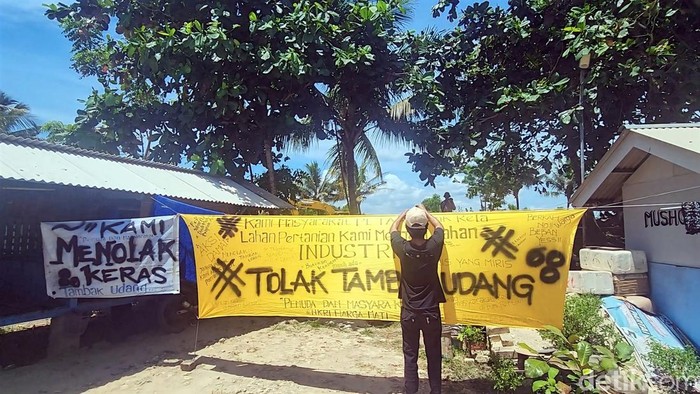 Penolakan Warga Terkait Pembangunan Tambak Udang di Surade, Sukabumi