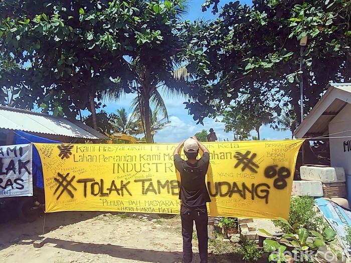 Penolakan Warga Terkait Pembangunan Tambak Udang di Surade, Sukabumi