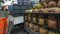 Polda Sulawesi Tenggara membekuk empat pelaku penyelundupan 4.170 liter berisi BBM jenis pertalite dan 458 tabung elpiji tiga kilogram di Kabupaten Konawe Utara (Konut).  