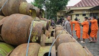 Sejumlah tersangka digiring menuju ruang tahanan setelah rilis pengungkapan penyelundupan elpiji dan BBM subsidi di Direktorat Reserse Kriminal Khusus Polda Sultra, Kendari, Sulawesi Tenggara, Kamis (13/2/2025). 