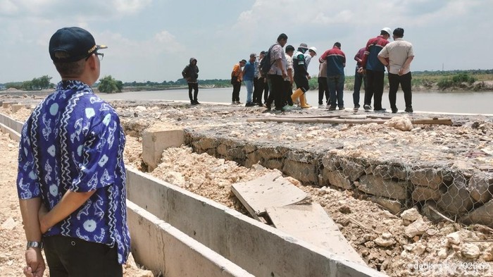 Penyidik Ditreskrimsus Polda Jatim didamping Kadis PU SDA Bojonegoro meninjau lokasi proyek Rp 40 miliar yang ambruk di Bojonegoro.