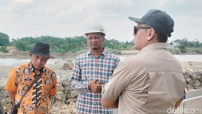 Penyidik Ditreskrimsus Polda Jatim didamping Kadis PU SDA Bojonegoro meninjau lokasi proyek Rp 40 miliar yang ambruk di Bojonegoro.