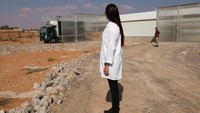 Di sebuah gudang yang terletak di gurun Al Ain di Abu Dhabi, ahli biologi dan salah satu pendiri Circa Biotech, Haythem Riahi, merekayasa lingkungan untuk membiakkan ribuan spesimen serangga yang bermanfaat, lalat tentara hitam.