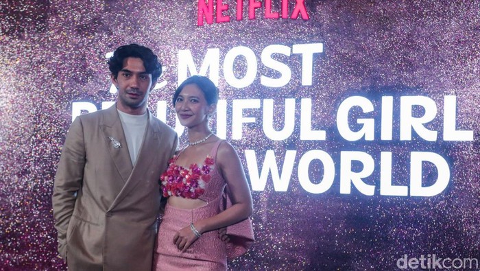 Aktor Reza Rahadian (kiri) bersama Aktris Sheila Dara Aisha (kanan) berpose saat red carpet di Metropole XXI, Jakarta, Kamis (13/2/2025).