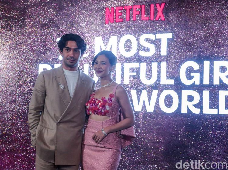 Pesona Reza Rahadian-Sheila Dara di Premier The Most Beautiful Girl in The World