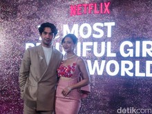 Pesona Reza Rahadian-Sheila Dara di Premier The Most Beautiful Girl in The World