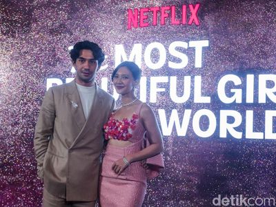 Pesona Reza Rahadian-Sheila Dara di Premier The Most Beautiful Girl in The World