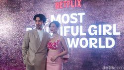 Pesona Reza Rahadian-Sheila Dara di Premier The Most Beautiful Girl in The World