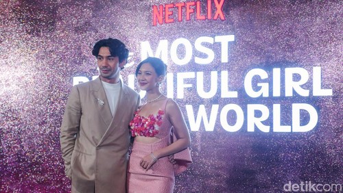 Aktor Reza Rahadian (kiri) bersama Aktris Sheila Dara Aisha (kanan) berpose saat red carpet di Metropole XXI, Jakarta, Kamis (13/2/2025).