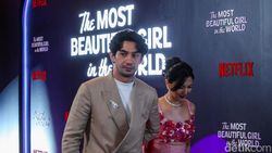 Pesona Reza Rahadian-Sheila Dara di Premier The Most Beautiful Girl in The World