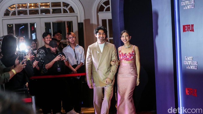 Aktor Reza Rahadian (kiri) bersama Aktris Sheila Dara Aisha (kanan) berpose saat red carpet di Metropole XXI, Jakarta, Kamis (13/2/2025).