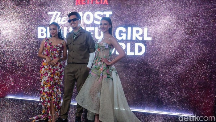 Aktor Reza Rahadian (kiri) bersama Aktris Sheila Dara Aisha (kanan) berpose saat red carpet di Metropole XXI, Jakarta, Kamis (13/2/2025).
