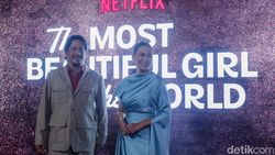Pesona Reza Rahadian-Sheila Dara di Premier The Most Beautiful Girl in The World