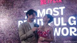 Pesona Reza Rahadian-Sheila Dara di Premier The Most Beautiful Girl in The World