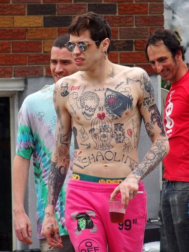 Pete Davidson di 2019 saat tubuhnya masih dipenuhi tato.