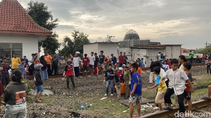 Petugas mengevakuasi jasad siswi yang tewas tertabrak kereta api di rel Kokrosono, Kelurahan Pindrikan Lor, Kecamatan Semarang Tengah, Kamis (13/2/2025) sore.
