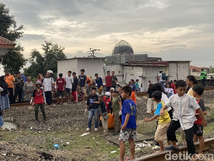 Petugas mengevakuasi jasad siswi yang tewas tertabrak kereta api di rel Kokrosono, Kelurahan Pindrikan Lor, Kecamatan Semarang Tengah, Kamis (13/2/2025) sore.