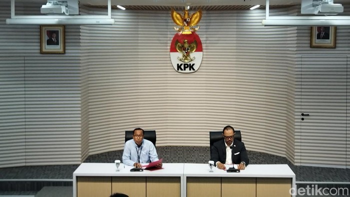 Plh Direktur Penyidikan KPK, Budi Sokmo Wibowo, dan Jubir KPK Tessa Mahardhika