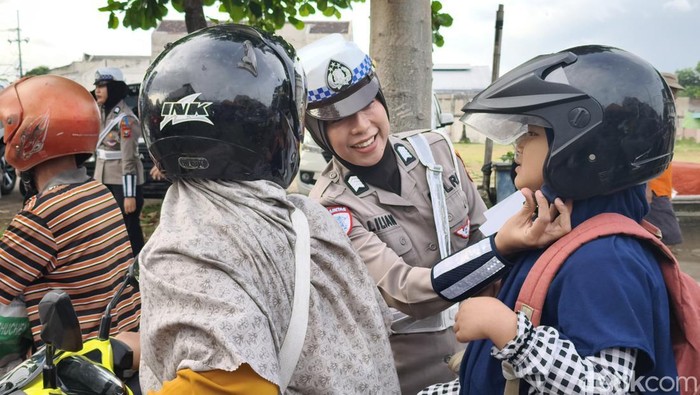 Polisi lalu lintas Ponorogo mengedukasi pengguna jalan agar tertib berlalu lintas.
