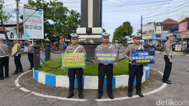 Polisi lalu lintas Ponorogo mengedukasi pengguna jalan agar tertib berlalu lintas.