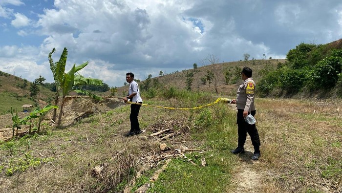 Polisi memasang police line di sekitar minyak sumur tua di Dukuh Kedinding, Desa Ngraho, Kecamatan Kedungtuban, Blora, Kamis (13/2/2025).