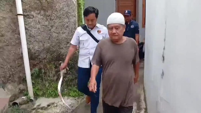 Polisi mengamankan barang bukti celurit dari pertengkaran berdarah adik-kakak.