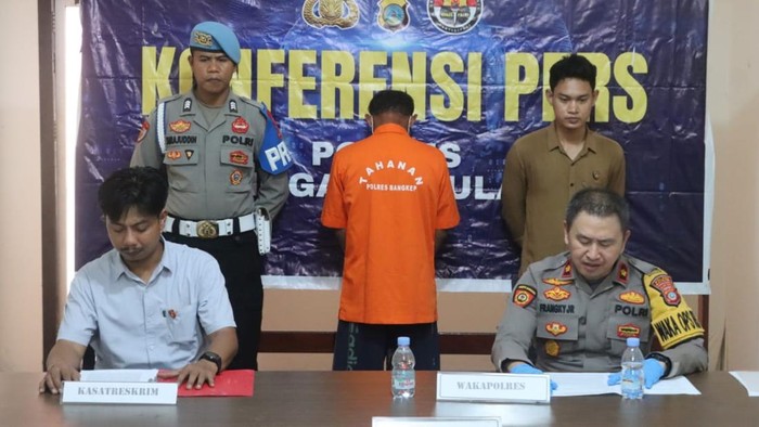 Polisi merilisi kasus pria perkosa anak angkat di Banggai Kepulauan.