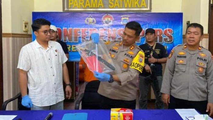 Polres Minahasa Selatan saat merilis kasus pria bunuh tukang ojek.