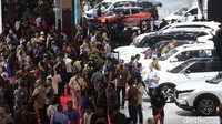Harga tiket IIMS 2025 masih sama dengan tahun lalu. Hanya saja, kali ini, panitia menyediakan tiket terusan untuk pengunjung yang mau datang selama 11 hari berturut-turut. Sebagai catatan, tiket terusan antara silver, gold dan platinum punya keunggulan masing-masing. Misalnya, untuk platinum, pengunjung punya akses khusus ke beberapa area, termasuk bertemu artis-artis yang datang ke pameran.