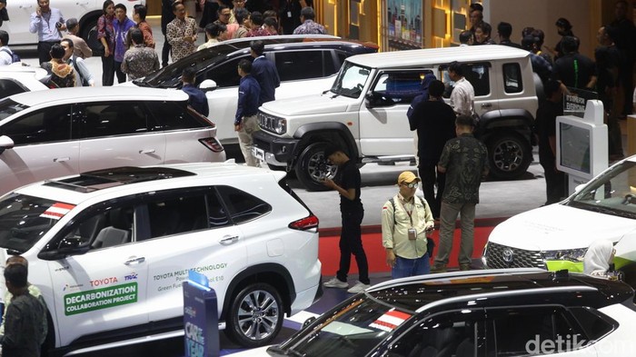 Menteri Perindustrian Agus Gumiwang dan Henry Tanoto Wakil Presiden Toyota Astra Motor melihat kendaraan di booth Toyota saat pembukaan Indonesia International Motor Show, Jiexpo Kemayoran, Jakarta, Kamis (13/2/2025).