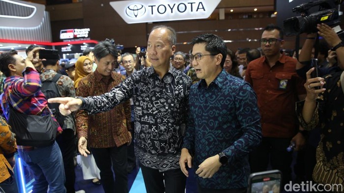 Menteri Perindustrian Agus Gumiwang dan Henry Tanoto Wakil Presiden Toyota Astra Motor melihat kendaraan di booth Toyota saat pembukaan Indonesia International Motor Show, Jiexpo Kemayoran, Jakarta, Kamis (13/2/2025).