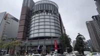 Penampakan fasad bangunan department store Shin Kong Mitsukoshi yang rusak setelah ledakan di kota Taichung di Taiwan, Kamis (13/2/2025).  
