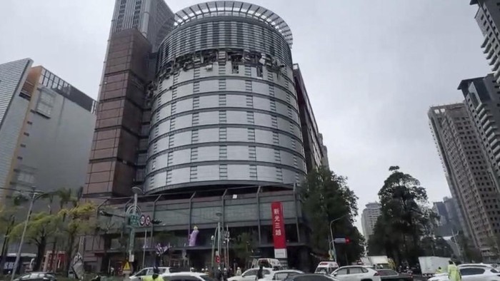 Potret Kerusakan di Toserba Taiwan yang Meledak, 4 Orang Tewas In this drone photo taken and released by National Fire Agency, the damaged facade is seen in the aftermath of an explosion at the Shin Kong Mitsukoshi department store in Taichung city in Taiwan on Thursday, Feb. 13, 2025. (National Fire Agency via AP)