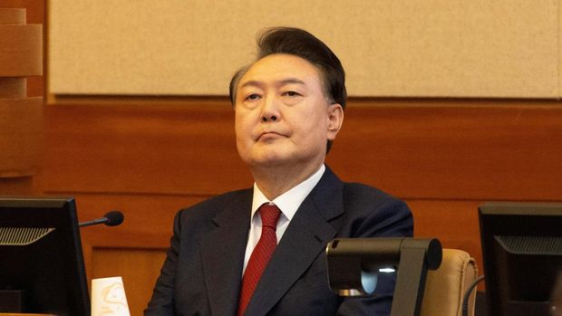 Presiden Korea Selatan yang dimakzulkan Yoon Suk Yeol menghadiri sidang pemakzulannya atas penerapan darurat militer yang bersifat jangka pendek, di Mahkamah Konstitusi di Seoul, Korea Selatan, 13 Februari 2025. (JEON HEON-KYUN/Pool via REUTERS)
