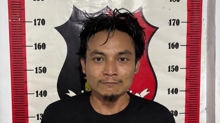 Pria bernama Sopian Faqih ditetapkan jadi tersangka usai membacok warga hingga tewas di Jakbar.