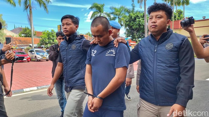 Pria inisial B (31) saat diamankan di Mapolresta Bandung, Soreang, Kamis (13/2/2025).