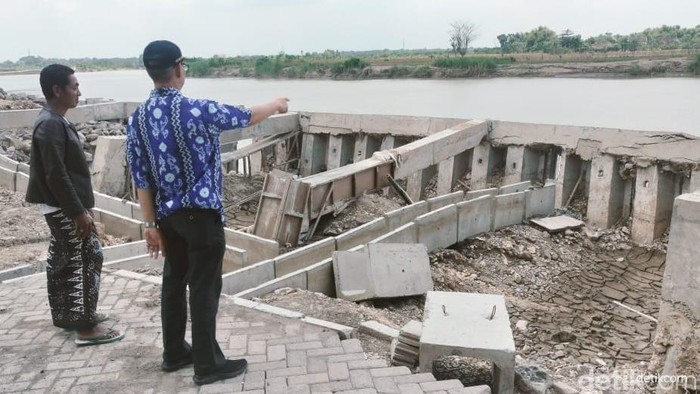 Proyek pelindung tebing Bengawan Solo senilai Rp 40 miliar di Bojonegoro yang ambruk padahal belum ada 2 bulan tuntas dibangun.