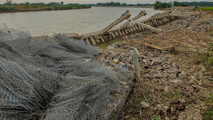 Kondisi tanggul sungai Bengawan Solo yang ambruk di Baureno, Bojonegoro, Jawa Timur, Kamis (13/2/2025). Proyek tanggul senilai Rp40 miliar yang berusia sekitar 2 bulan itu berfungsi sebagai penahan tepi sungai Bengawan Solo dan kini kondisinya rusak. ANTARA FOTO/Muhammad Mada/Spt.