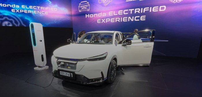 PT Honda Prospect Motor resmi meluncurkan Honda e:N1, kendaraan listrik berbasis baterai (BEV) pertama Honda di IIMS 2025.