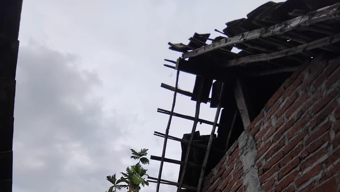 Puting beliung merusak sejumlah rumah di Ngawi