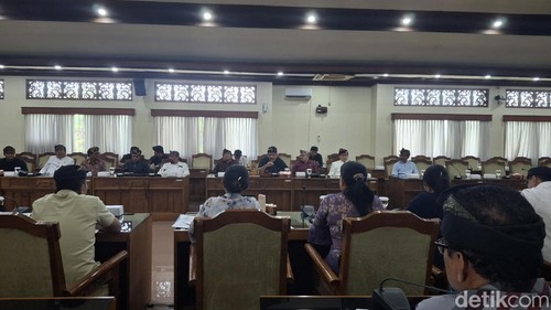 Rapat kerja bersama Komisi I DPRD Bali di kantor DPRD Bali, Kamis (13/2/2025). (Foto: Fabiola Dianira/detikBali)