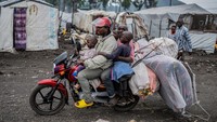 Warga Kongo, yang mengungsi akibat bentrokan baru-baru ini antara pemberontak M23 dan Angkatan Bersenjata Republik Demokratik Kongo (FARDC), mengendarai sepeda motor saat bersiap meninggalkan kamp dan setelah diperintahkan oleh pemberontak M23 untuk mengosongkan kamp di pinggiran Goma, Republik Demokratik Kongo, Rabu (12/2/2025).