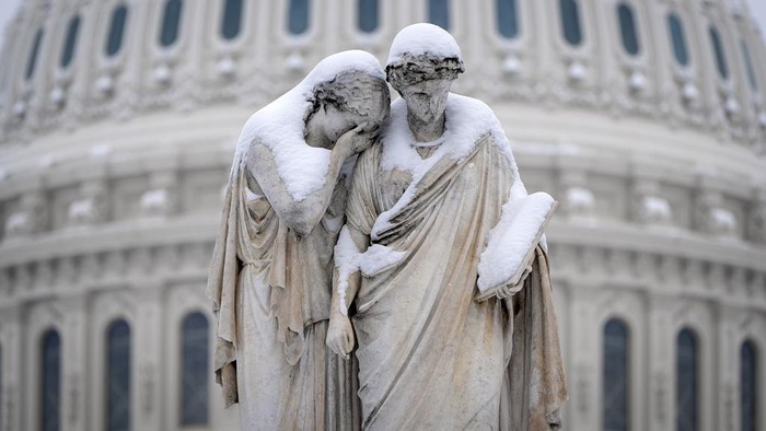 Badai salju melanda sejumlah wilayah Amerika Serikat, salah satunya Washington. Gedung Capitol pun memutih karena diselimuti salju.
